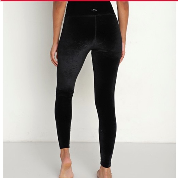 Beyond Yoga Black Velvet High Waisted Midi Leggings Women's Size M NWT - Picture 2 of 2